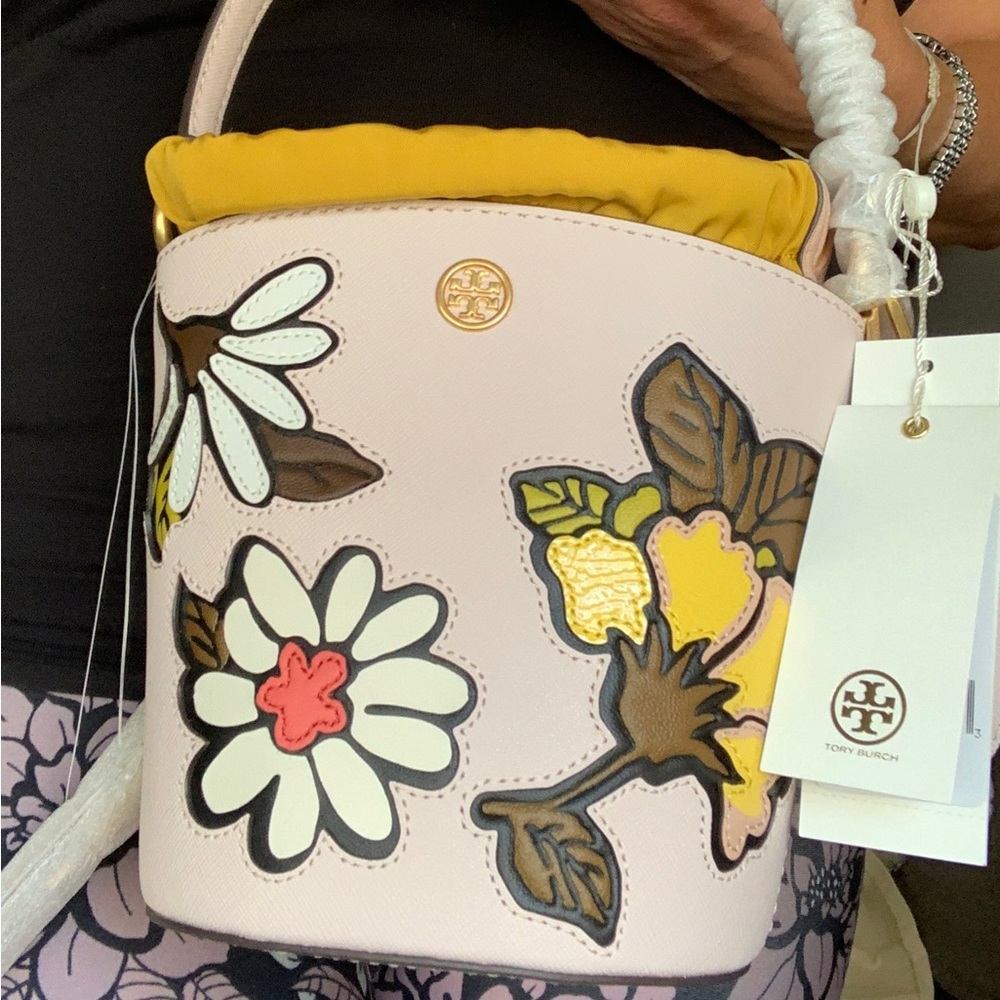 SOLD⛔️Authentic TORY BURCH Leather flower appliqués drawstring optional Crosb - Picture 1 of 15